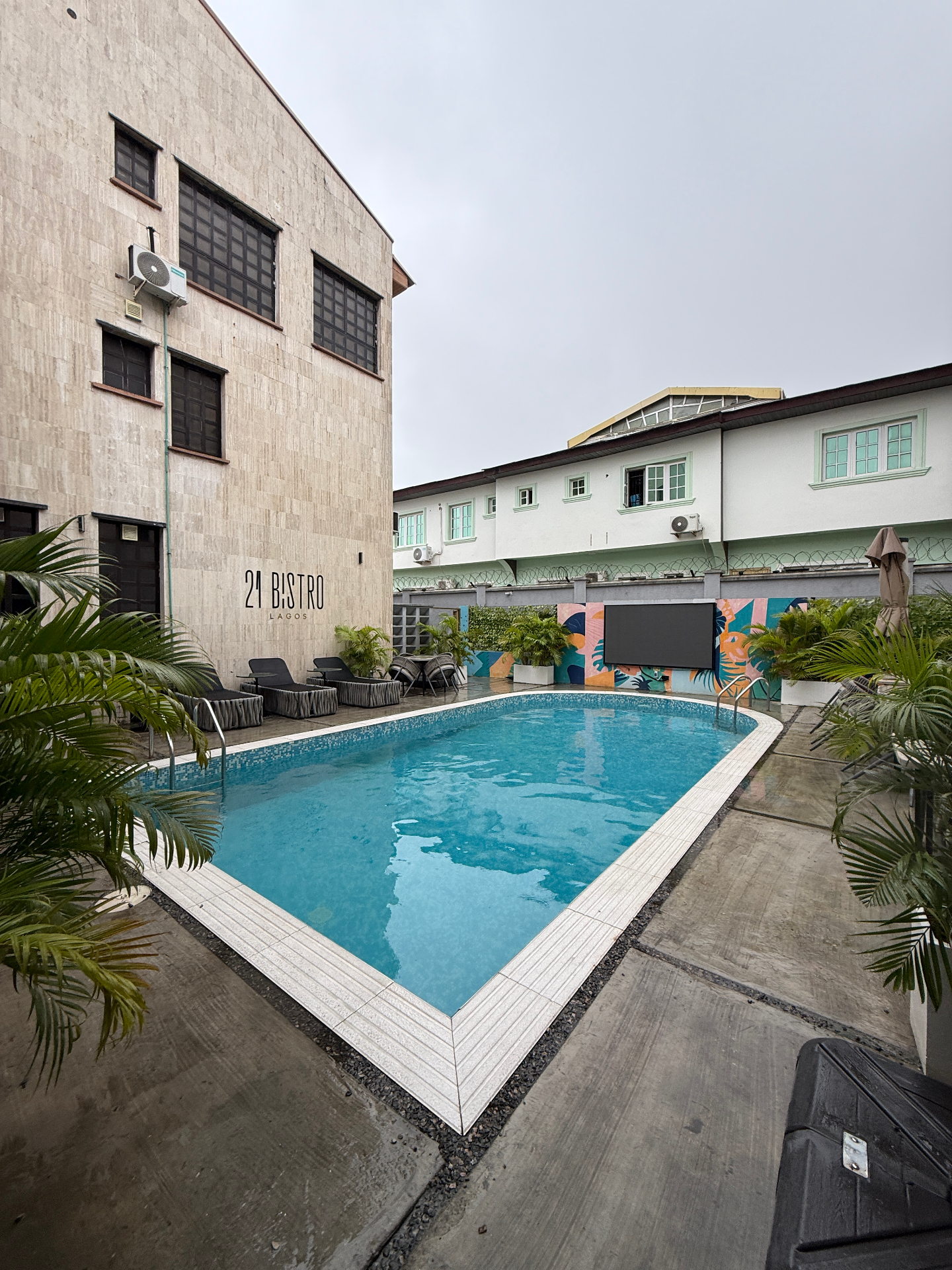 The pool and lounge area at 21 Bistro